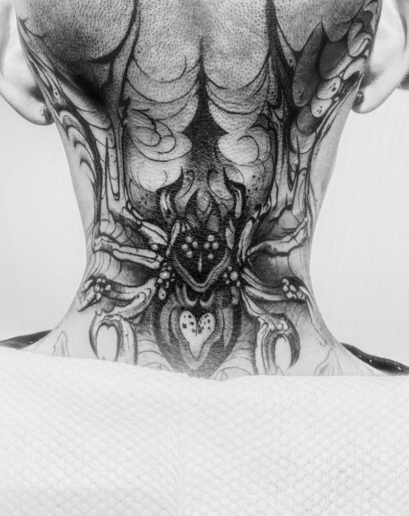 蜘蛛纹身图片_颈部花体字纹身图案