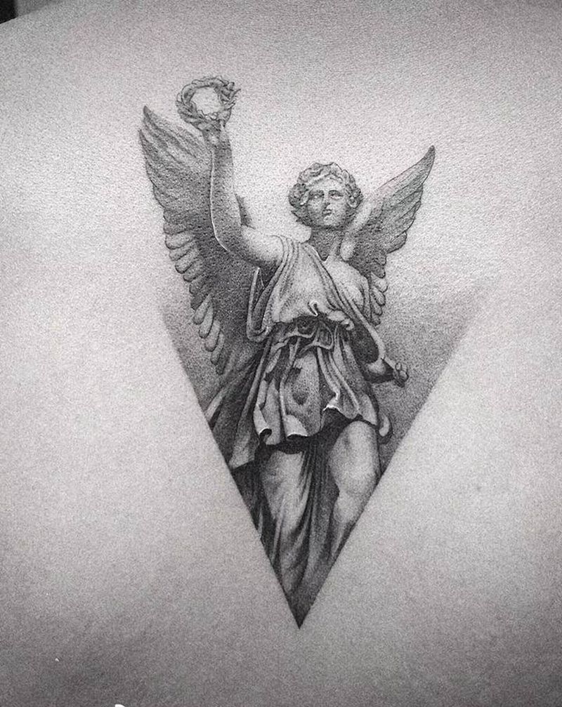 点刺写实天使纹身图片_背部点刺纹身图案
