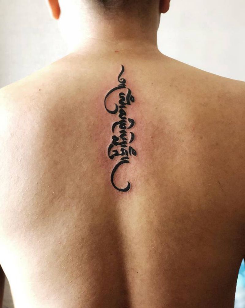 字纹身图片_背部纹身图案