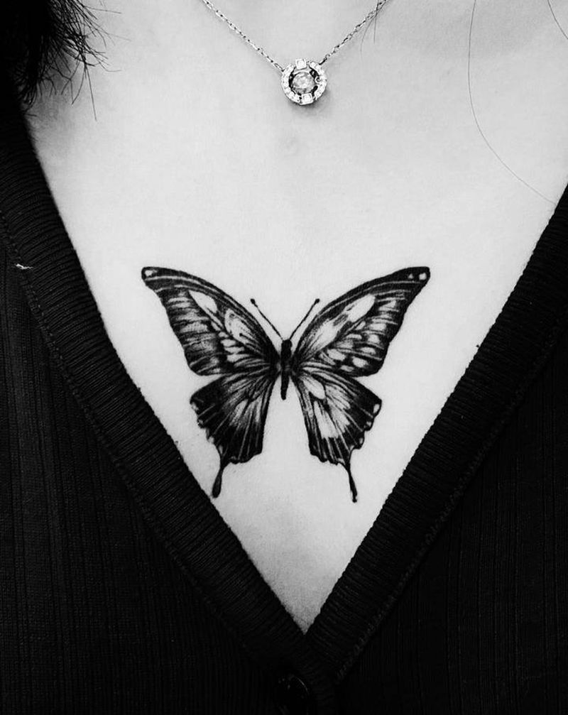 蝴蝶纹身图片_胸部欧美写实纹身图案