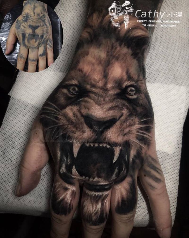 狮子手背修改纹身图片_手部手臂欧美写实New School狮子手背仟纹身图案