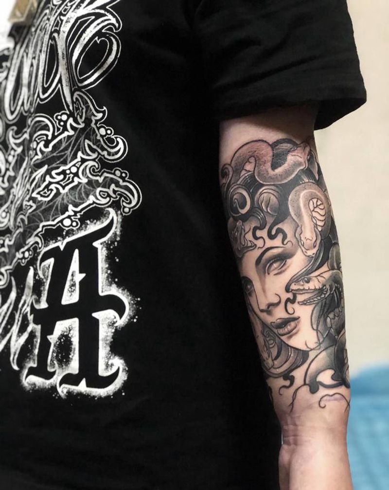 美杜莎遮盖滴血蝎子纹身图片_手部纹身图案