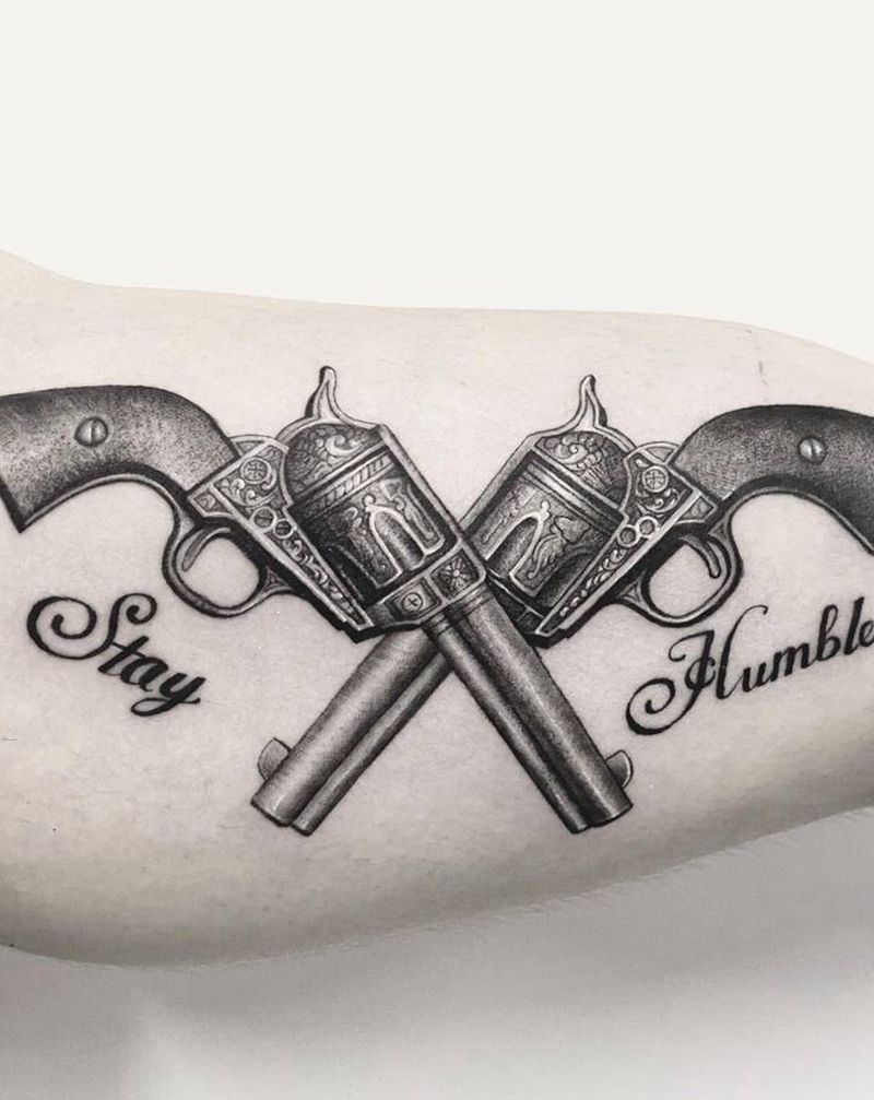 双枪左轮纹身图片_手臂点刺纹身图案