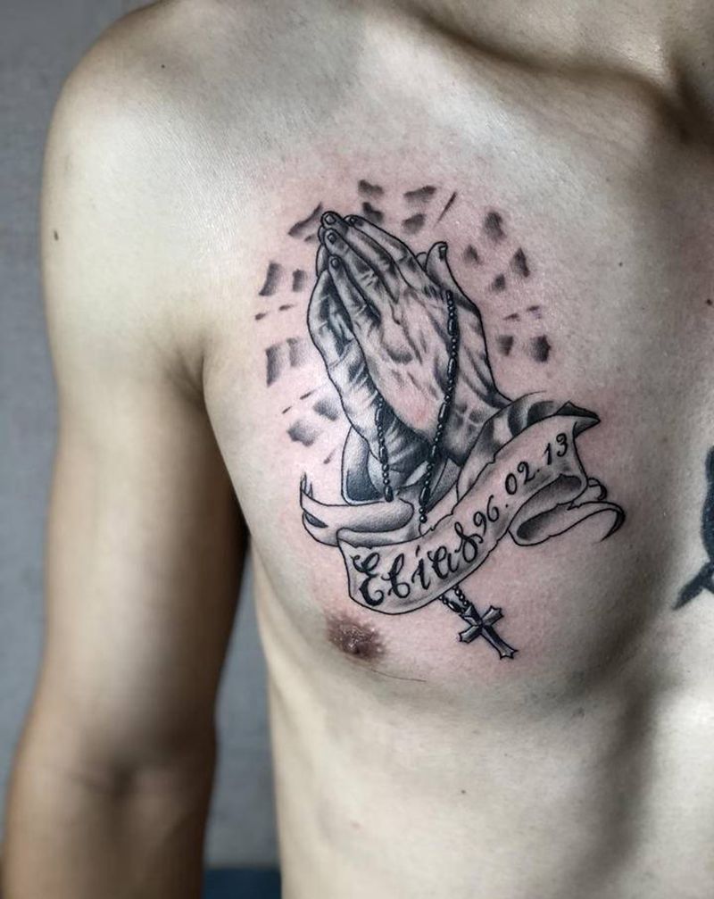 祈祷之手纹身图片_胸部纹身图案