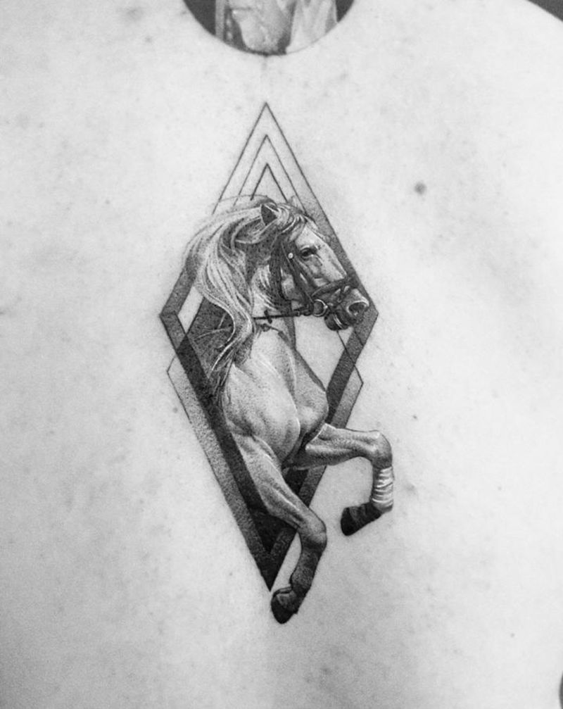 生肖 马纹身图片_背部点刺纹身图案