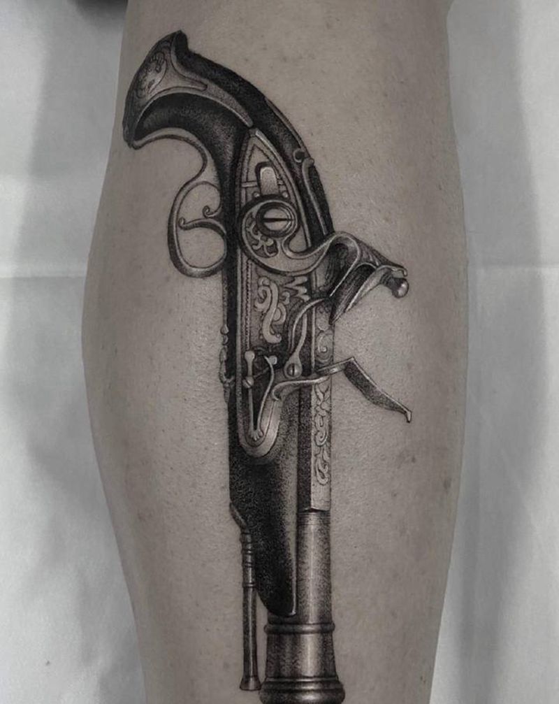 一干大枪纹身图片_脚部点刺纹身图案