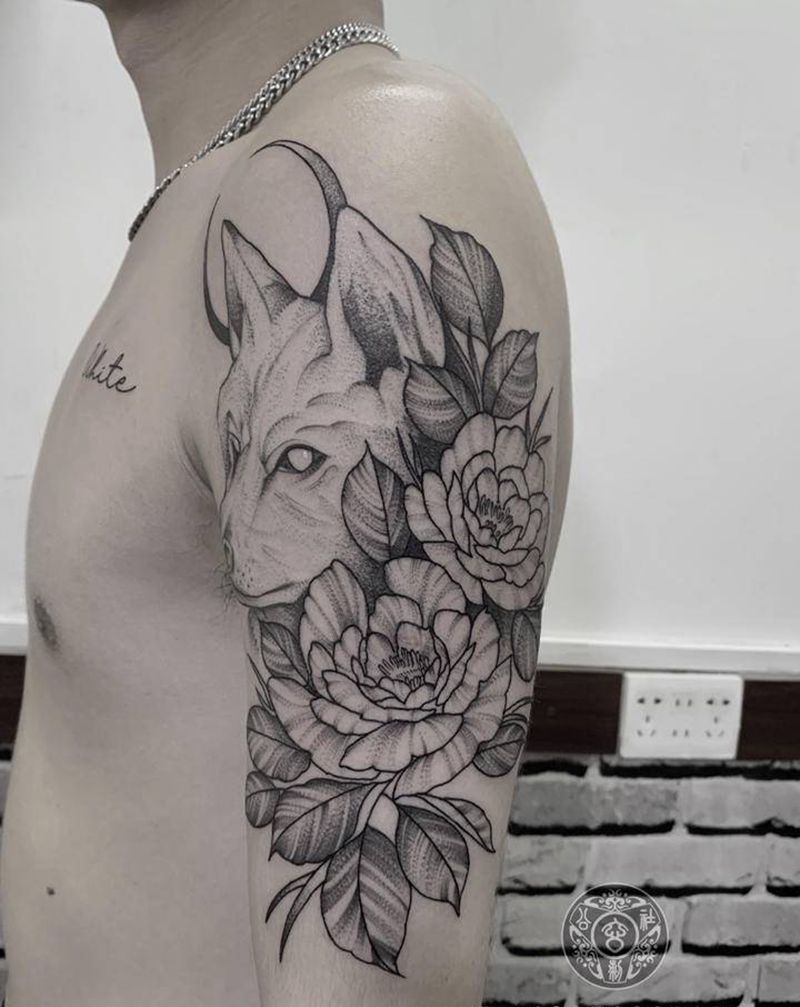 大臂素花➕狼头纹身图片_手臂点刺纹身图案