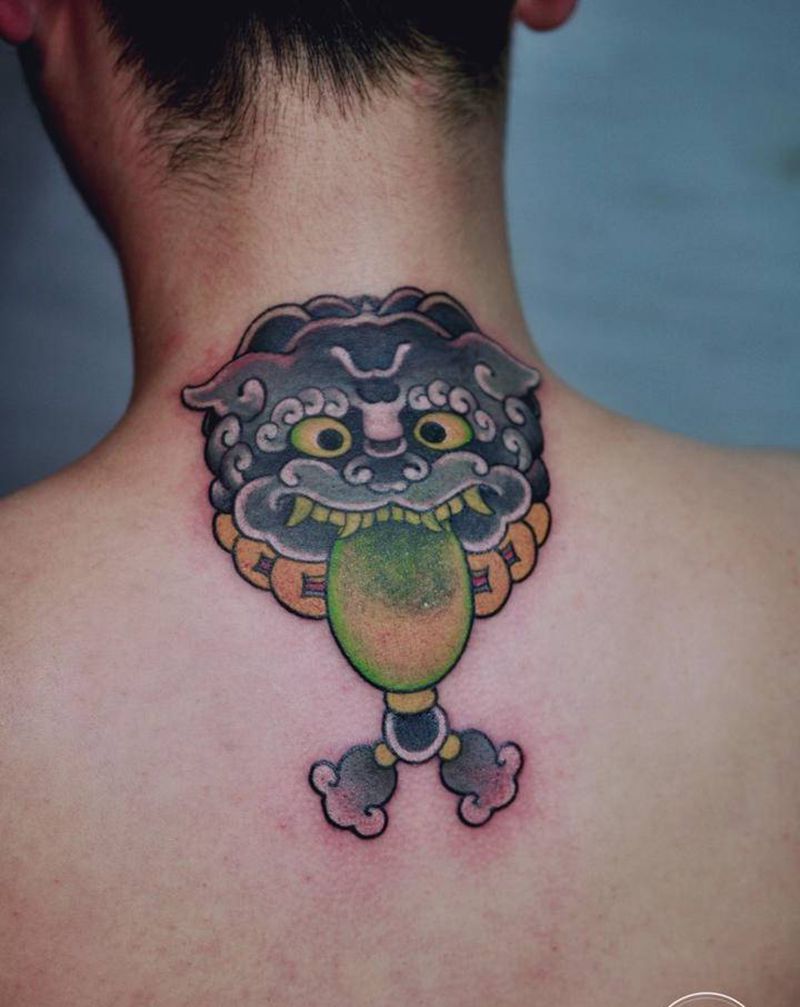 狮子头遮盖旧纹身纹身图片_颈部老传统脖子纹身图案