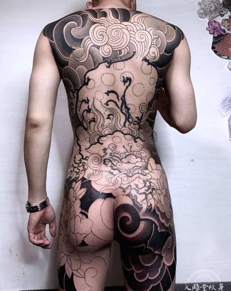 后背唐狮子纹身纹身图片_背部老传统重庆纹身图案