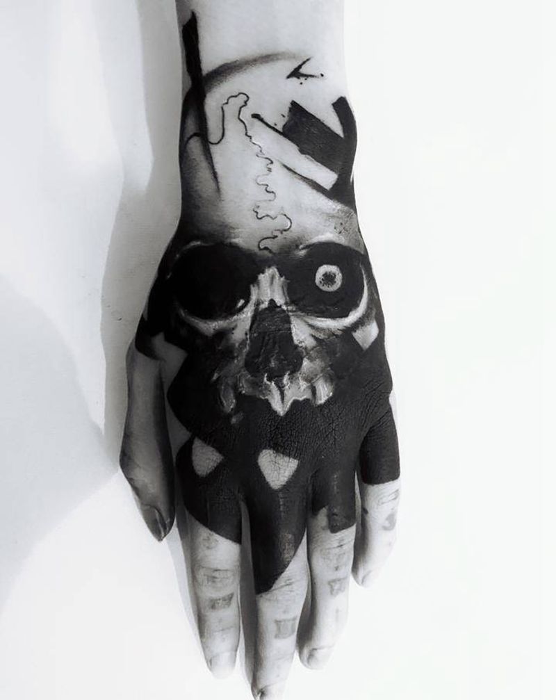 遮盖作品，手背骷髅2纹身图片_手部欧美写实纹身图案