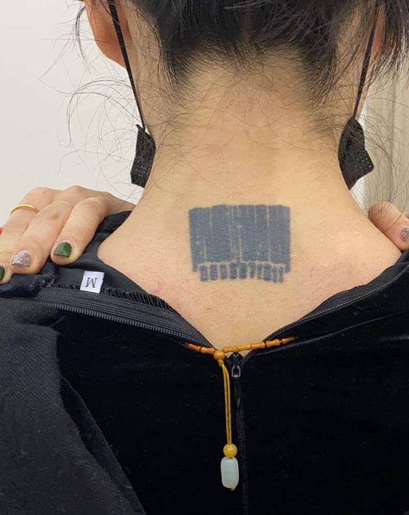 遮盖二维码纹身图片_颈部Old SchoolNew School可爱樱桃小丸子遮盖纹身图案