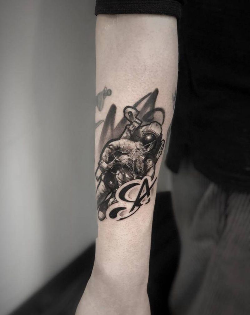 宇航员纹身图片_手臂欧美写实纹身图案