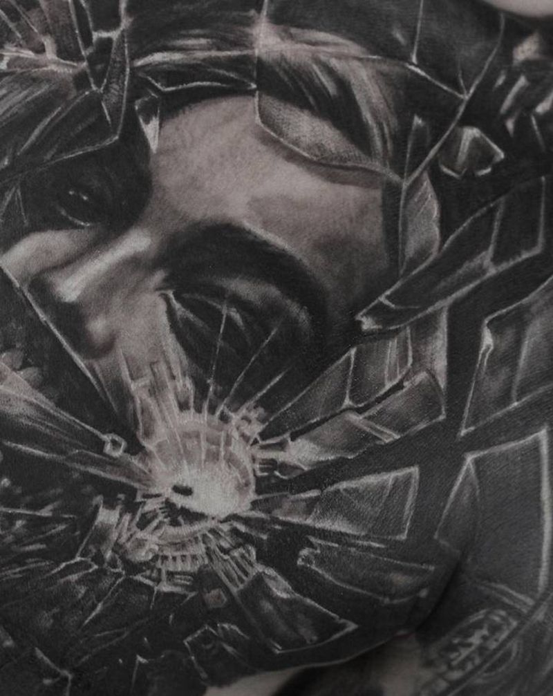 broke the dark纹身图片_胸部欧美写实纹身图案