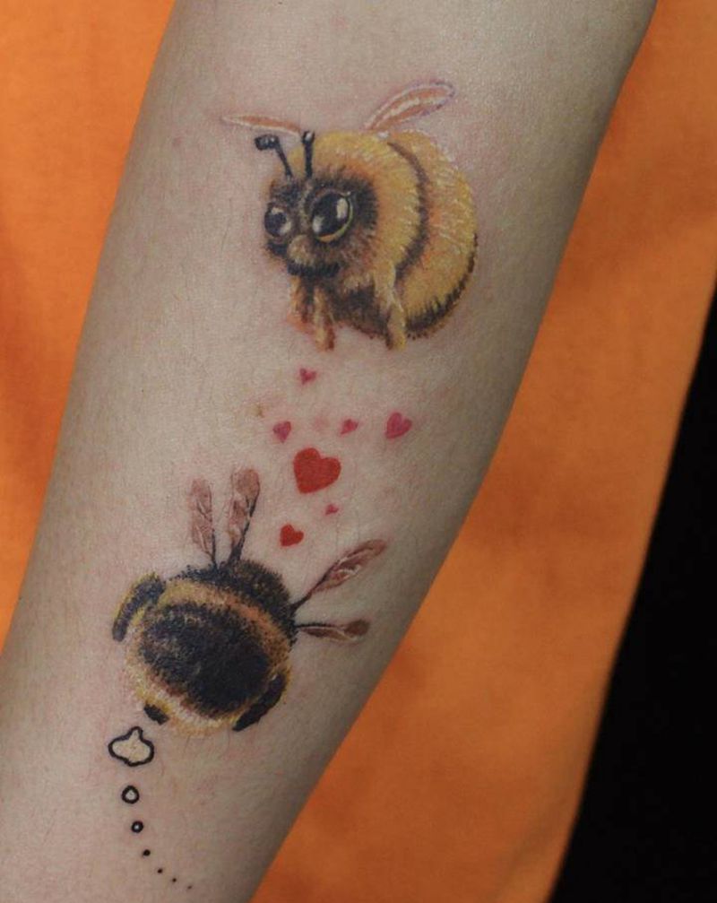 Bee纹身图片_手臂欧美写实纹身图案