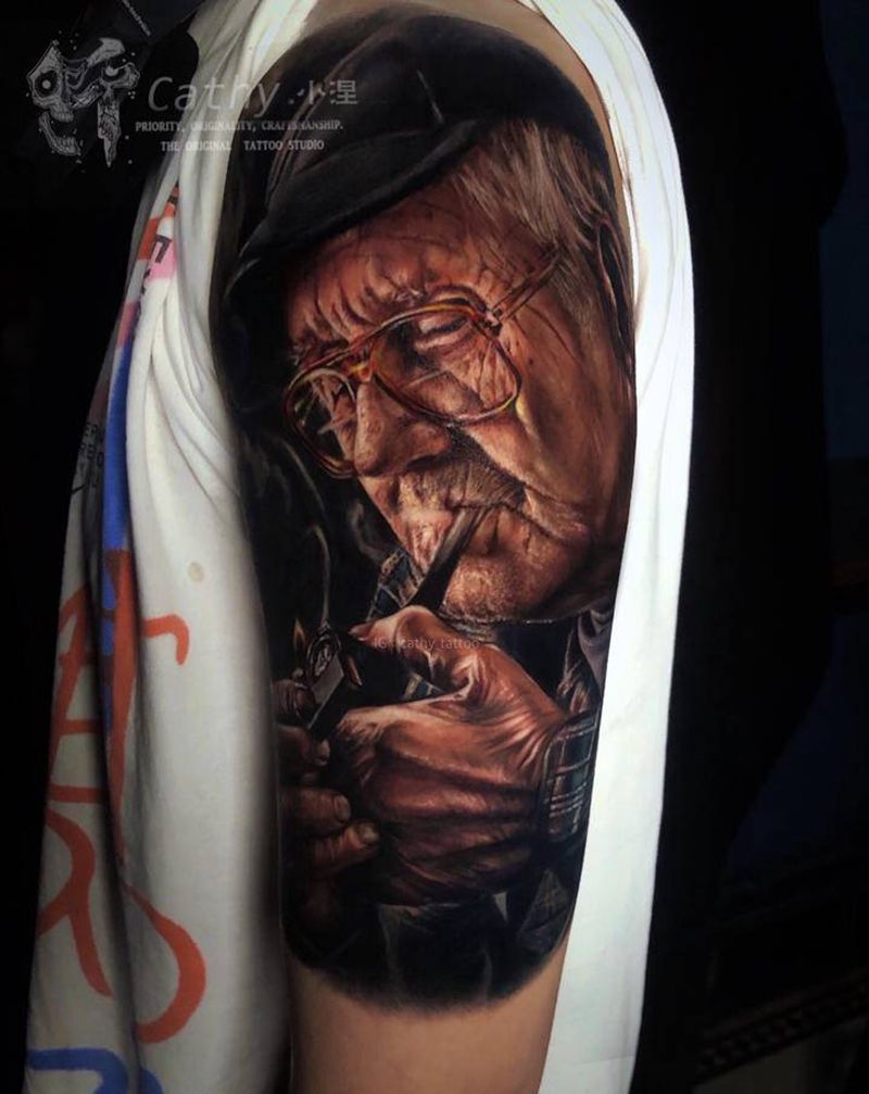 抽烟的老人纹身图片_手臂肩部欧美写实肖像烟仟纹身图案