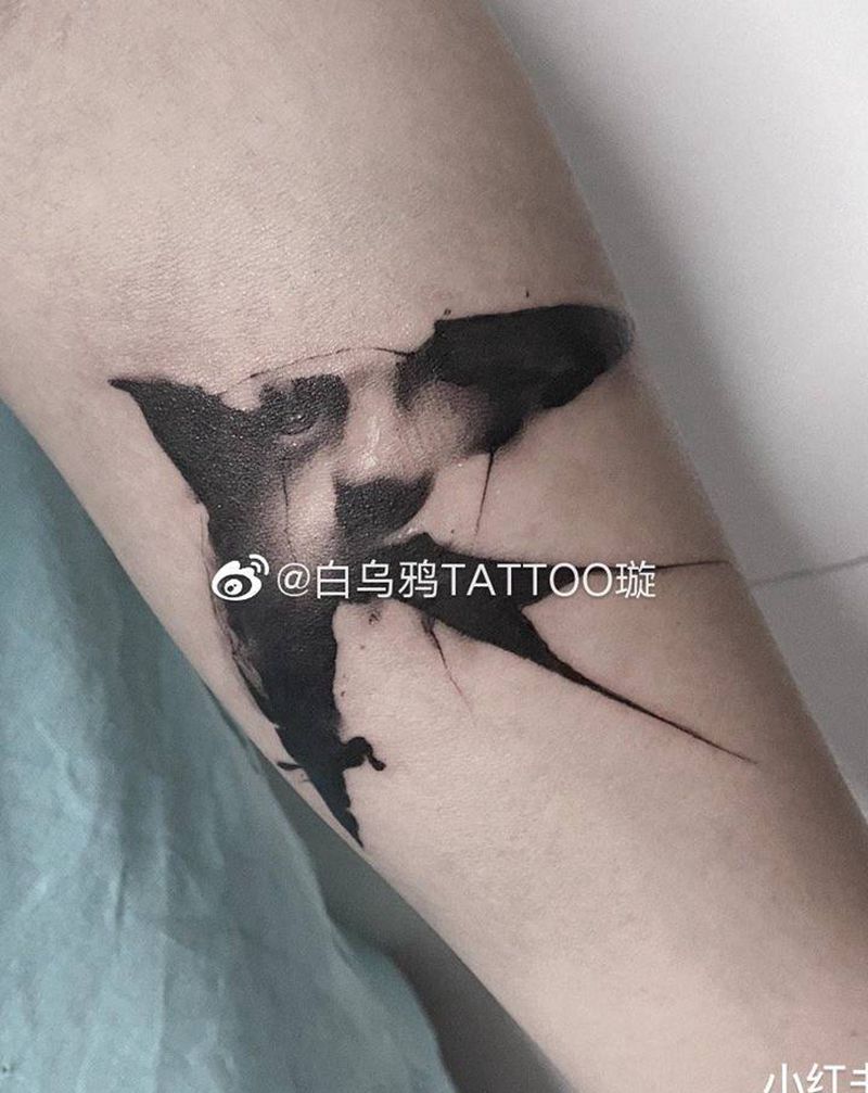 燕子纹身图片_手臂欧美写实纹身图案