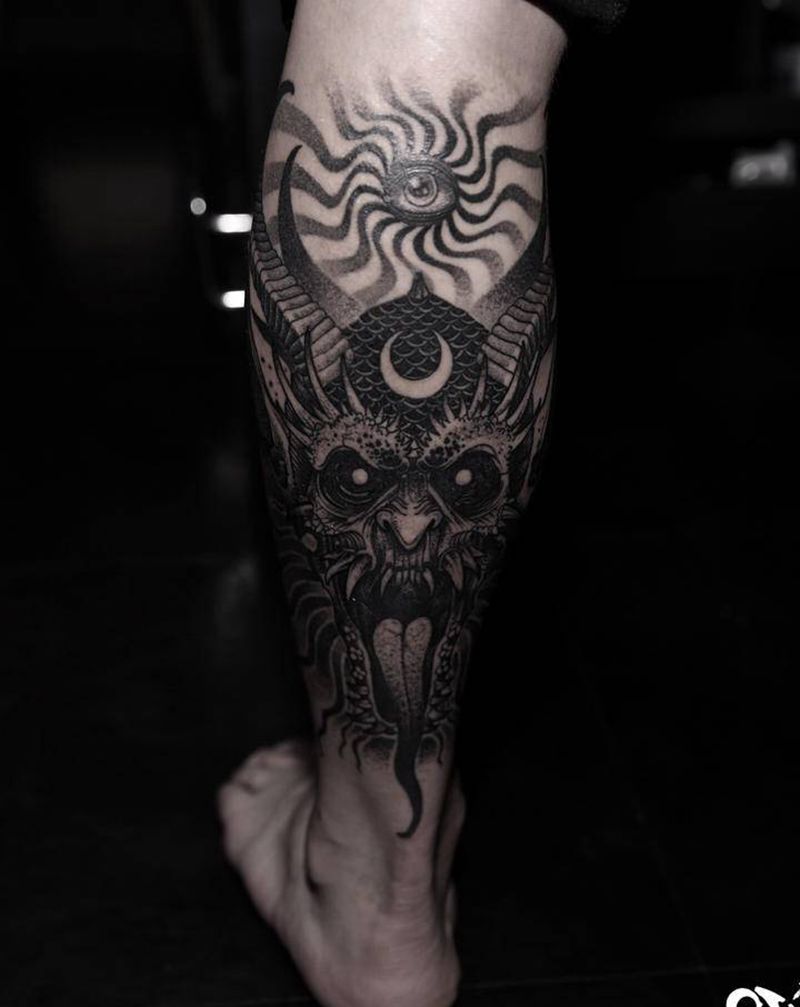 Black work纹身图片_腿部点刺暗黑鬼绣文化纹身图案