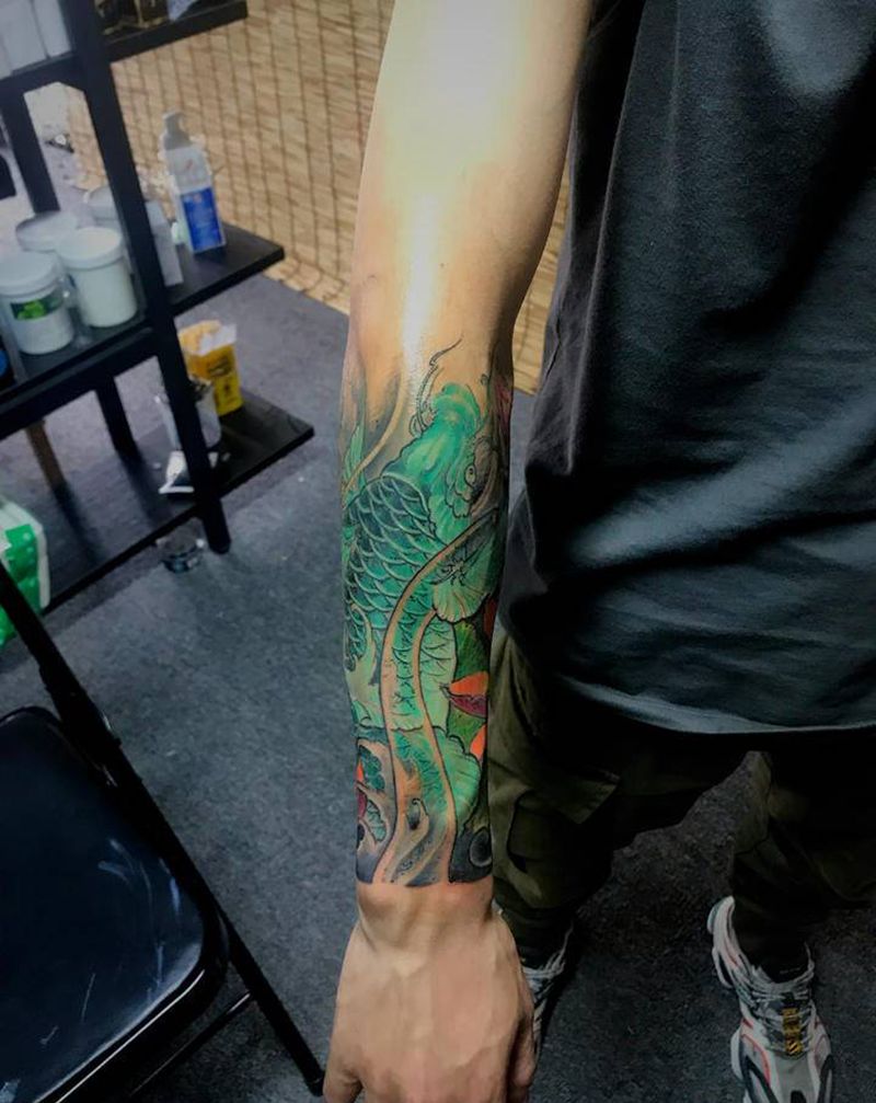 鲤鱼纹身图片_手臂新传统纹身图案