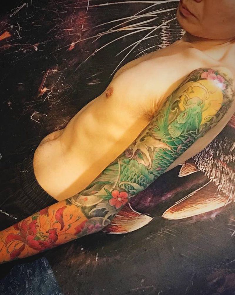 鲤鱼纹身图片_手部新传统纹身图案