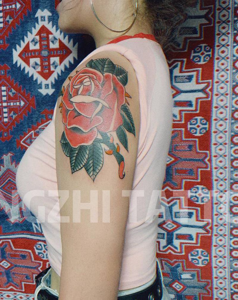 花纹身图片_肩部纹身图案