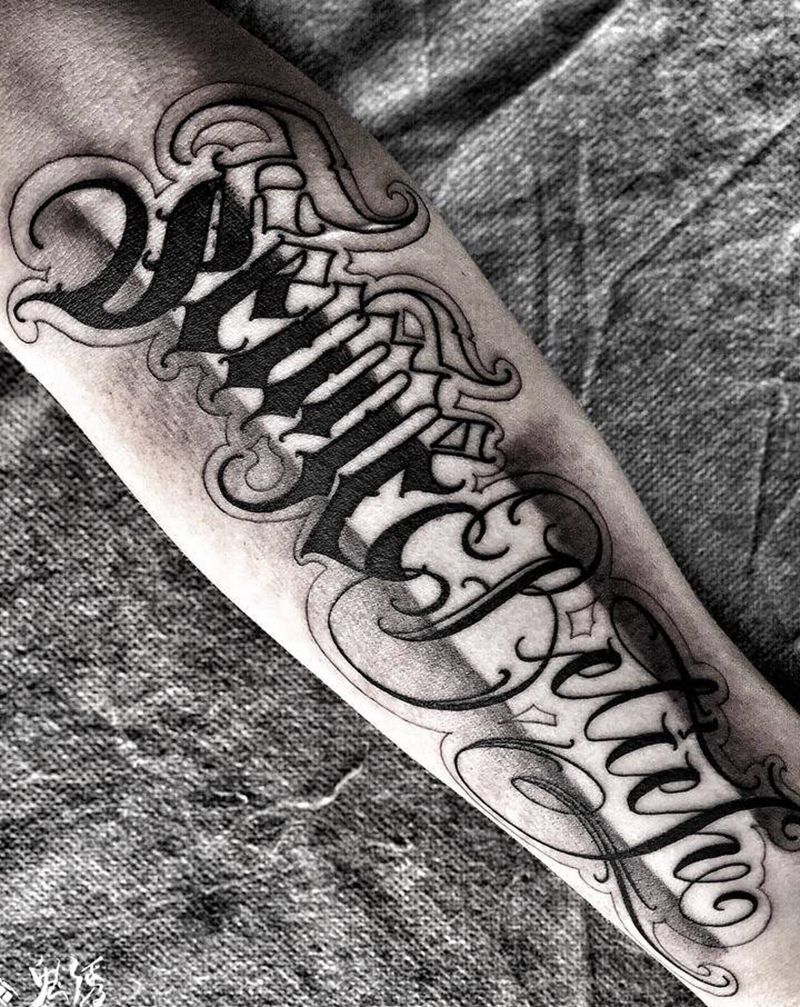 奇卡诺纹身图片_手臂花体字鬼绣文化纹身图案