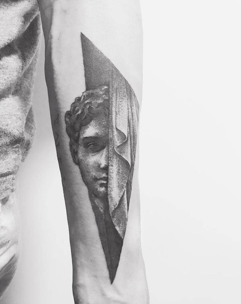 精微点刺写实纹身图片_手臂欧美写实点刺纹身图案