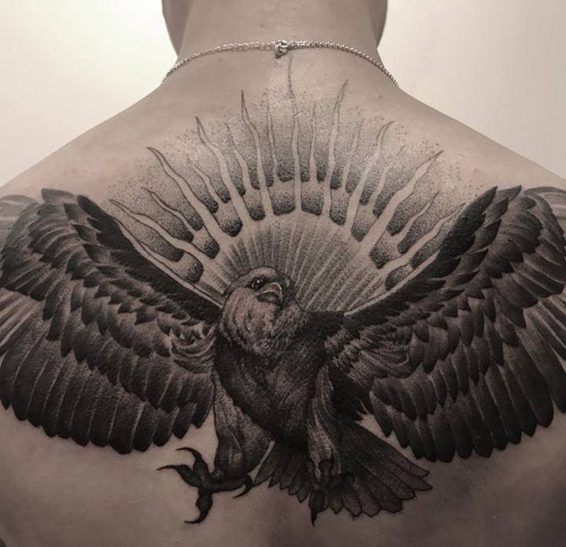 鹰纹身图片_背部欧美写实点刺纹身图案