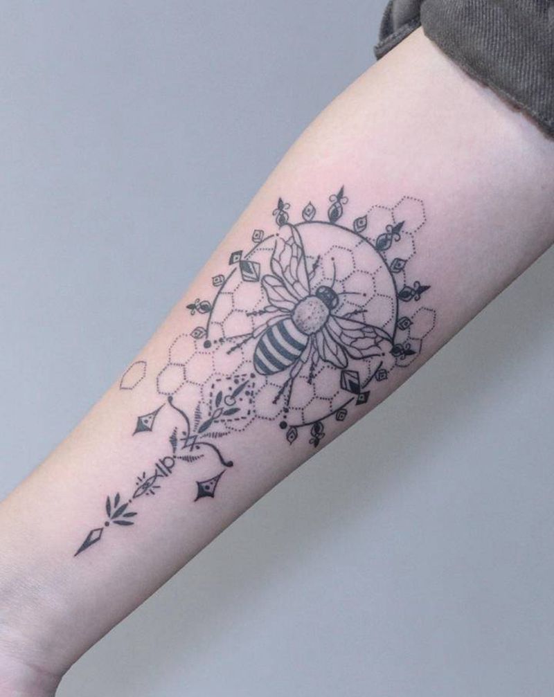 小蜜蜂纹身图片_手臂点刺几何纹身图案