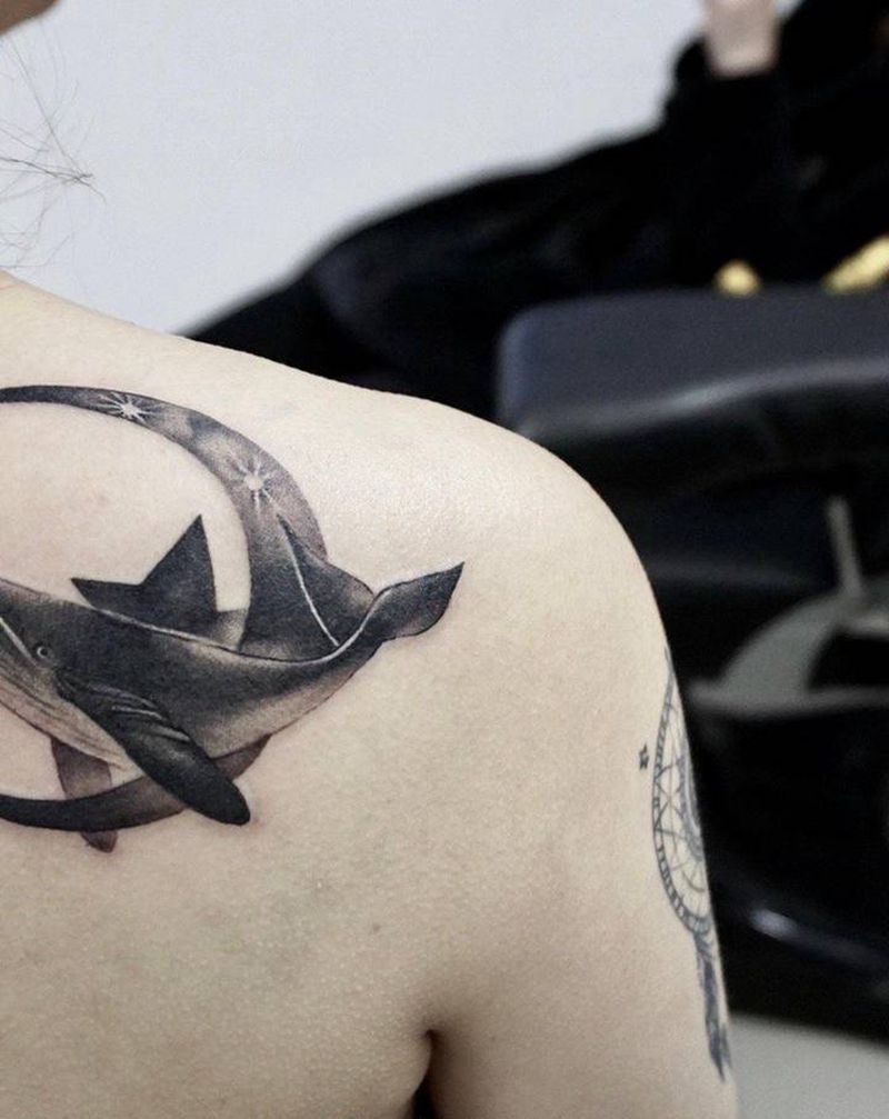 鲸鱼遮盖纹身图片_背部遮盖鲸鱼纹身图案