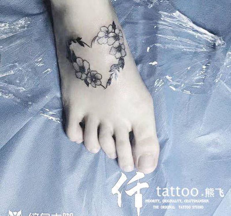 素花纹身图片_脚部纹身图案