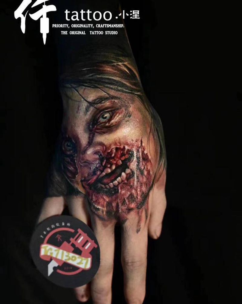 手背丧尸女纹身图片_欧美写实纹身图案