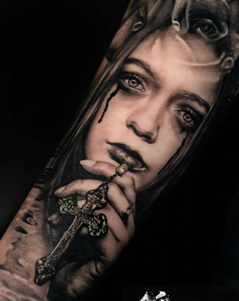 拿十字架的女孩纹身图片_手臂欧美写实纹身图案