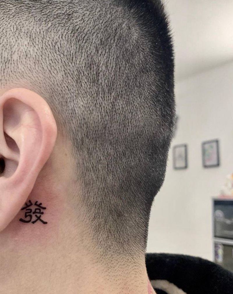 發纹身图片_汉子耳后纹身图案