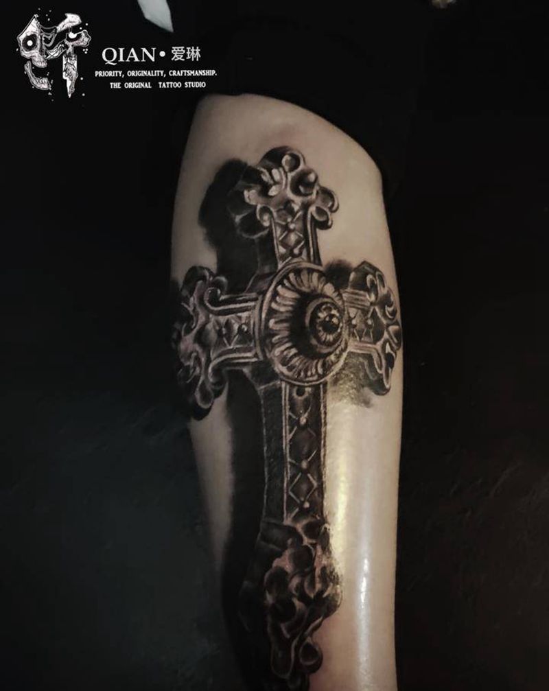 黑灰写实石膏十字架纹身图片_腿部欧美写实纹身图案