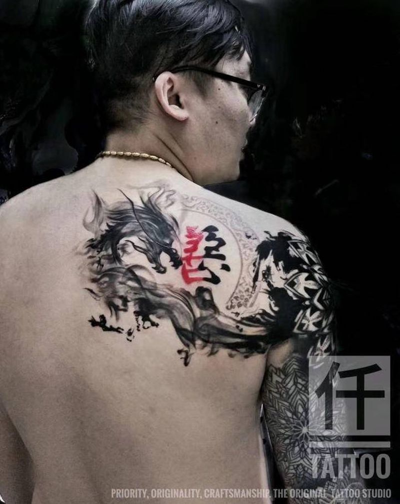 善恶纹身图片_肩部图腾水墨纹身图案