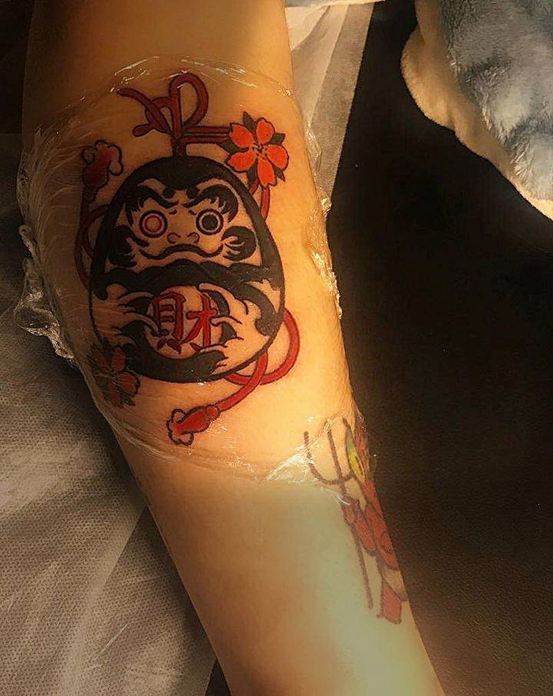 招财达摩蛋纹身图片_腿部招财纹身图案