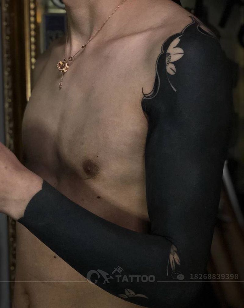 黑臂纹身图片_手臂图腾新传统鬼绣文化纹身图案