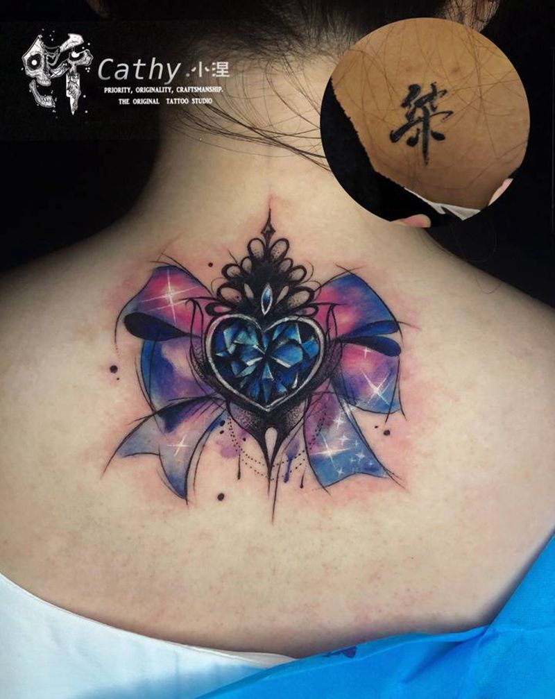 蝴蝶结纹身图片_背部水彩遮盖原创纹身图案