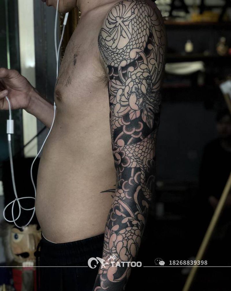 老传统花臂蛇纹身图片_手臂老传统蛇鬼绣文化纹身图案