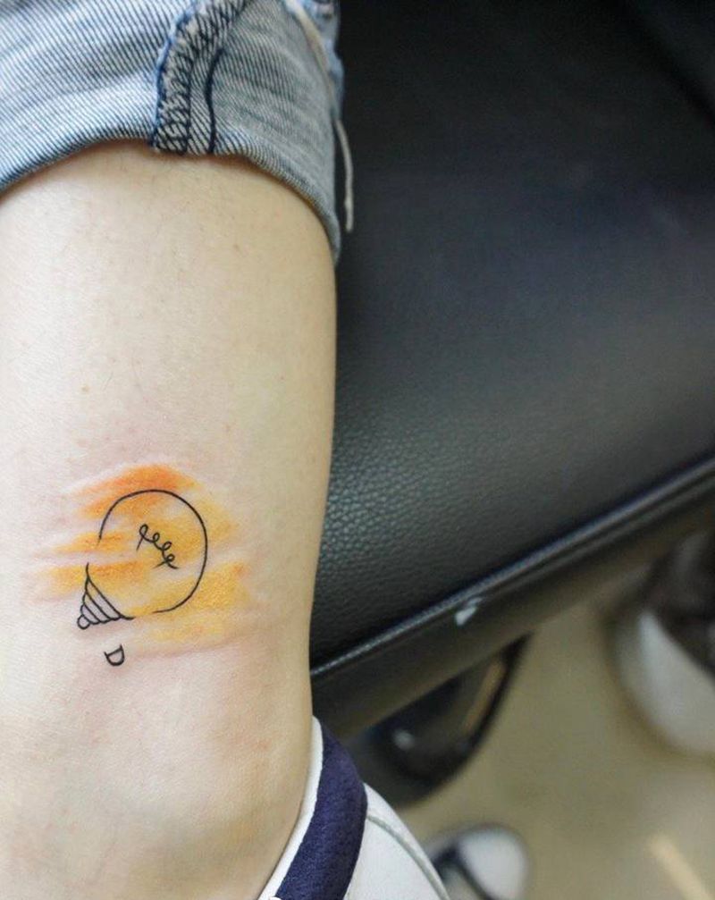 小灯泡纹身图片_腿部纹身图案