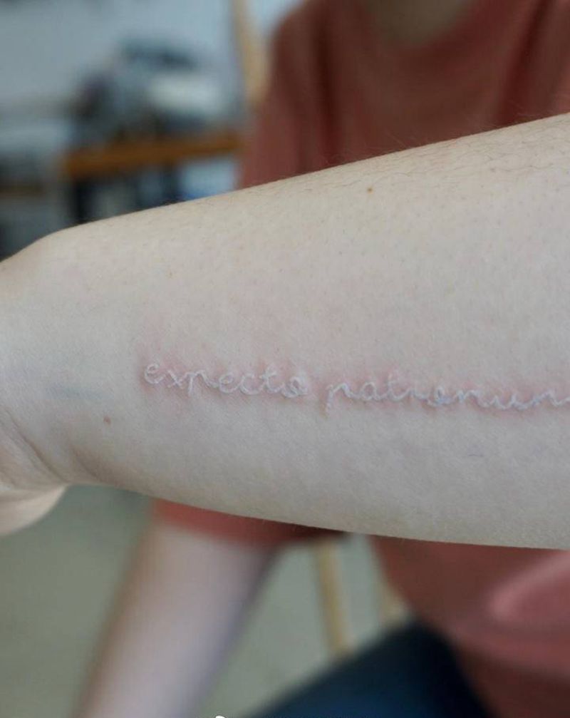 白色纹身图片_手部手臂纹身图案