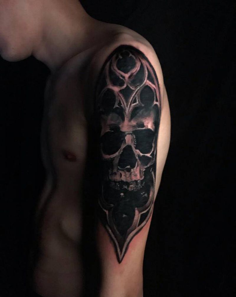 黑灰写实纹身图片_手臂欧美写实纹身图案