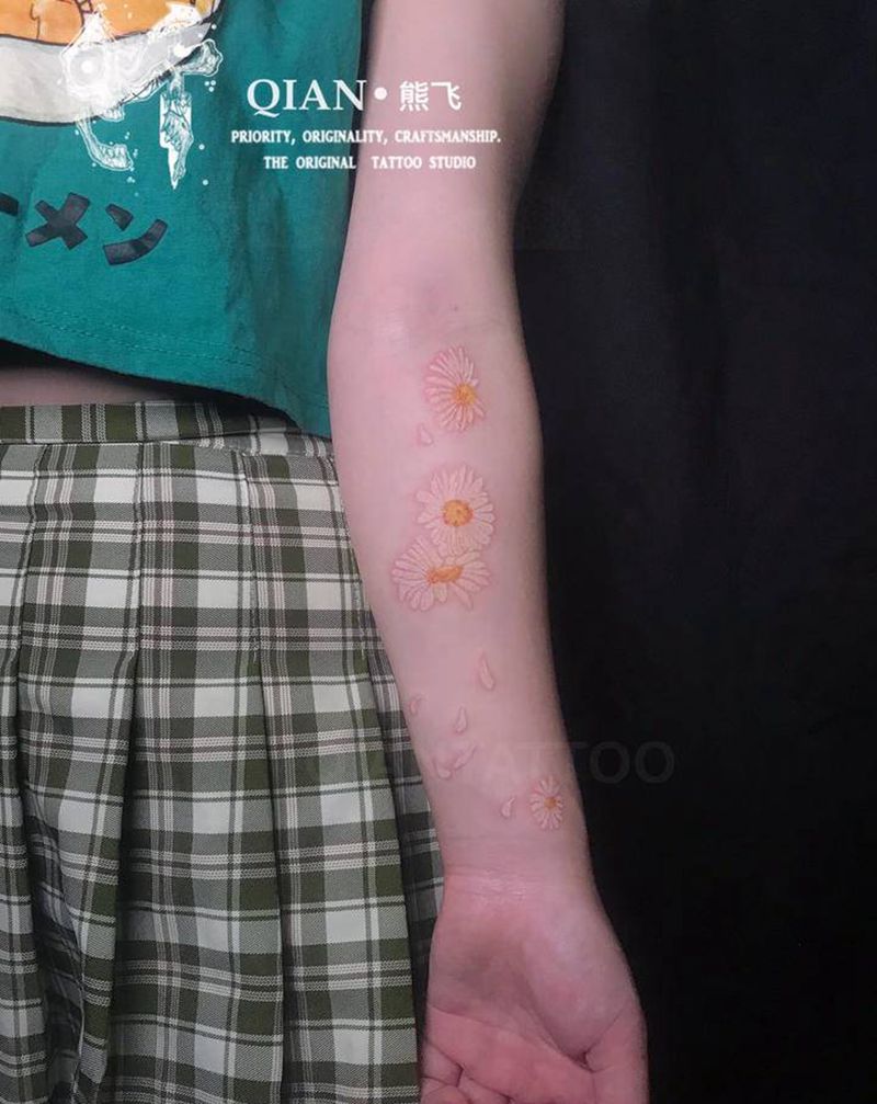 白色小花纹身图片_手臂小清新白色重庆纹身图案