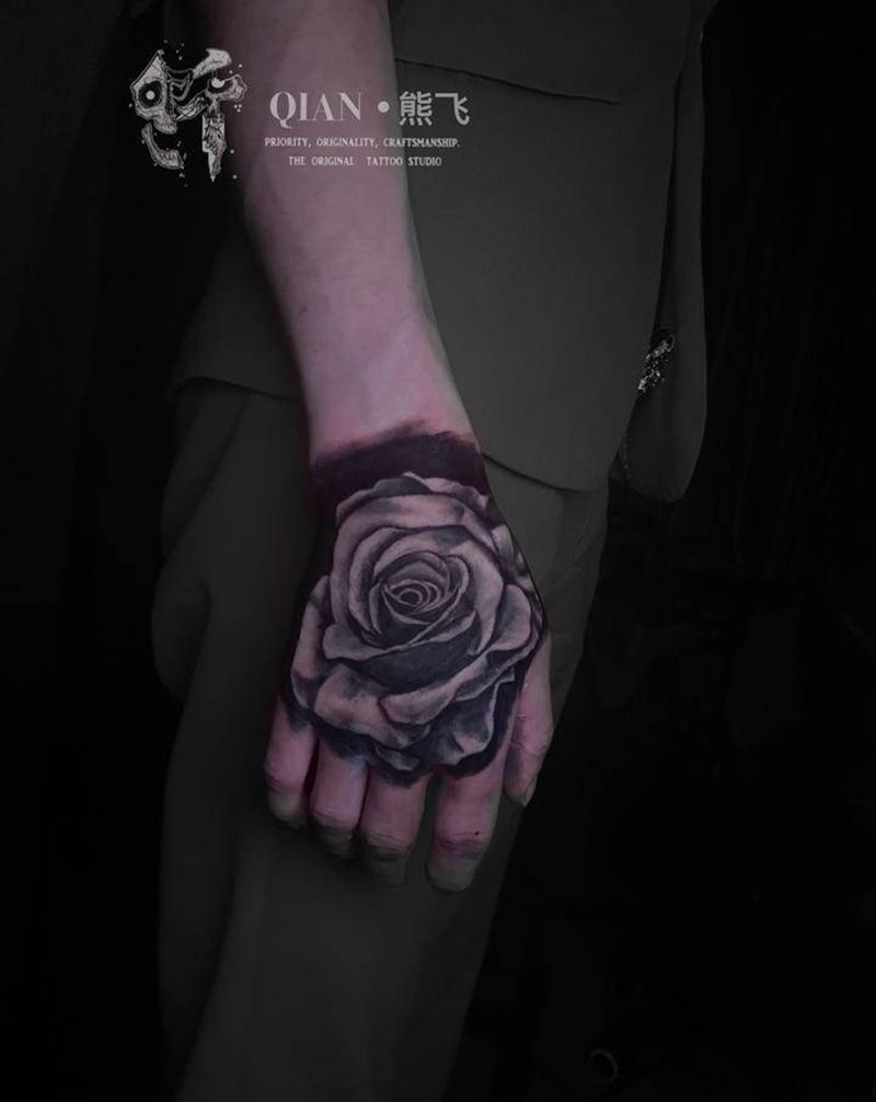 黑灰写实玫瑰纹身图片_手部欧美写实纹身图案