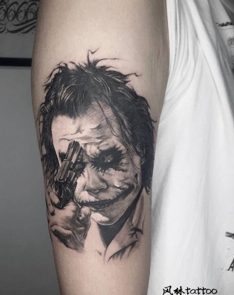 小丑纹身图片_手臂欧美写实小丑纹身图案