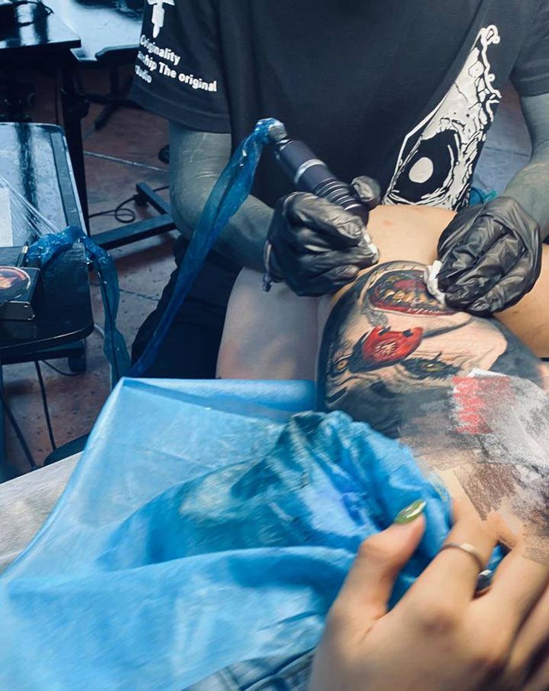 未完成暗黑写实小丑纹身图片_腿部欧美写实暗黑纹身图案