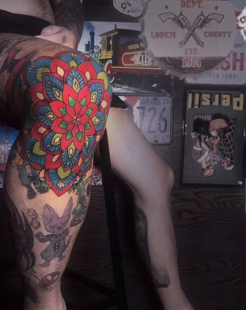 繁花纹身图片_腿部Old School繁花膝盖纹身图案