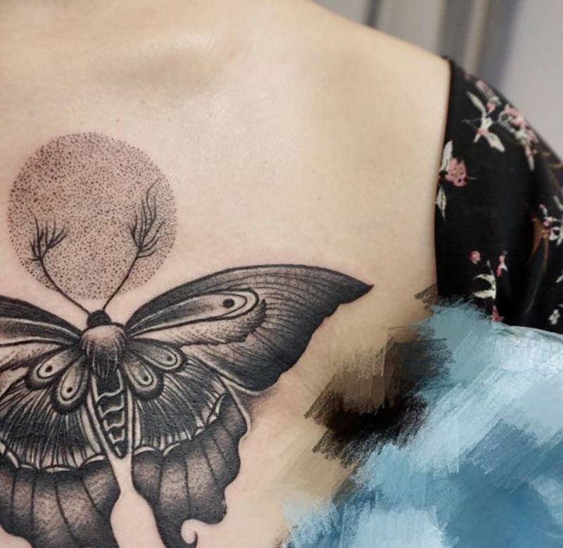 蝴蝶纹身图片_胸部遮盖纹身图案
