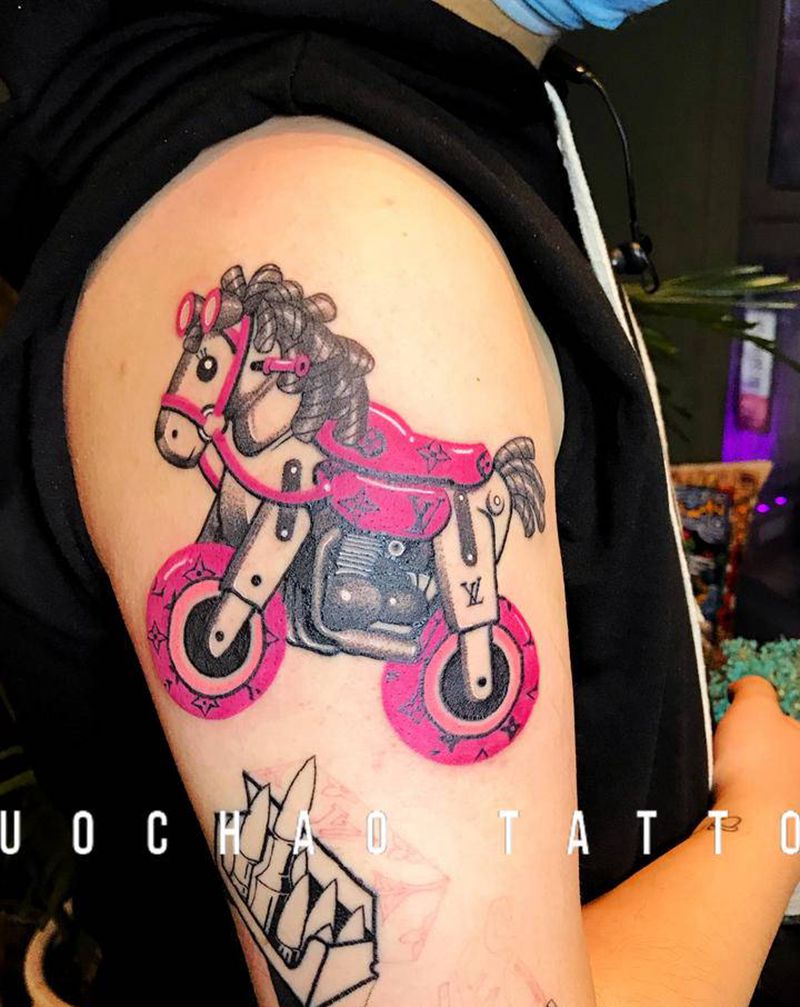 机车木马纹身图片_手臂New School纹身图案