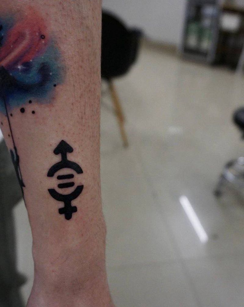 平权纹身图片_手臂纹身图案